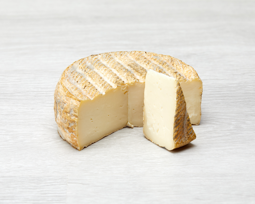 Tommette De Sauvain Au Lait Cru De Vache Bio Fromagerie Artisanale De Sauvain 